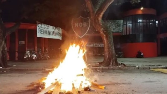 Socios tomaron el club Newell´s: su presidente llamará a una asamblea extraordinaria para definir fecha de elecciones