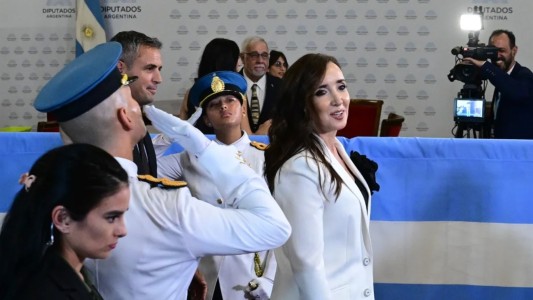 Rosa negra: el curioso look de la vicepresidenta Victoria Villarruel