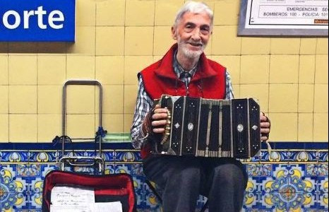 A sus 85 años le robaron el bandoneón con el que se ganaba la vida en el Obelisco