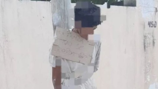 “La familia no se roba”: lo ataron a un poste con un cartel en el pecho luego de robarle a un familiar