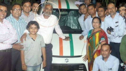 India: un empresario le regaló 1260 autos y 400 departamentos a sus empleados