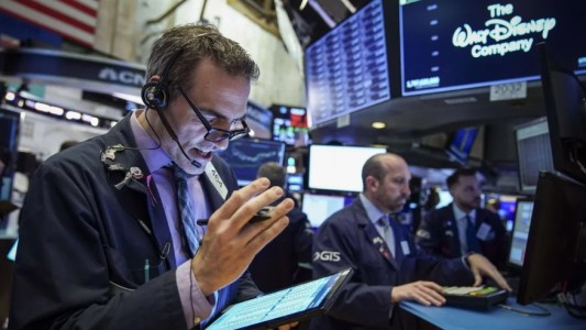 Tras el discurso de Milei en el Congreso, trepan hasta 8% las acciones de empresas argentinas en Nueva York