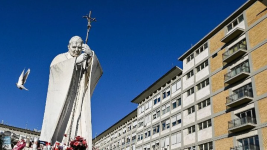 El Papa pasó una noche tranquila, pero su estado de salud sigue siendo "complejo"