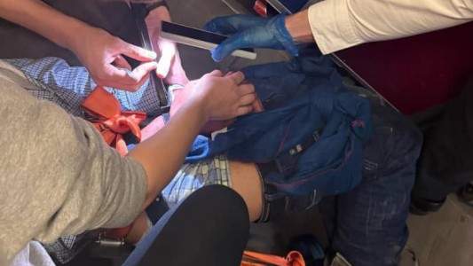 Locura en el aire: un pasajero trató de abrir la puerta de emergencia en pleno vuelo