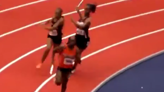 Violencia en el atletismo: una corredora golpeó a otra cuando la superó