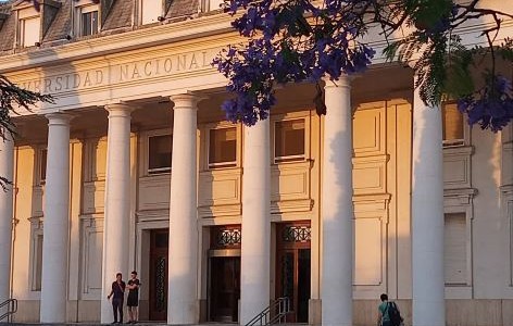 Evacúan y prohíben ingreso en edificio de Universidad Nacional del Sur por sustancias químicas tras temporal