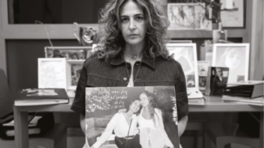 "El último abrazo": una muestra sobre el dolor de las madres que perdieron a sus hijos el 7 de octubre