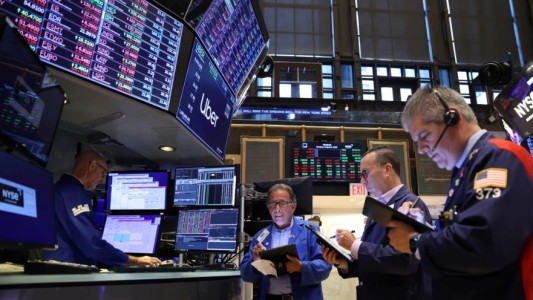 En un contexto global adverso, los mercados operan en rojo y el riesgo país supera los 700 puntos