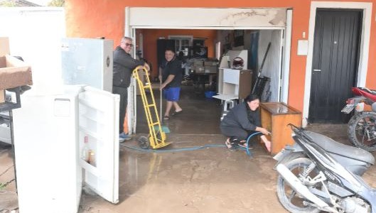 Tiene un taller de reparación de heladeras y asiste gratis a los damnificados por el temporal de Bahía Blanca