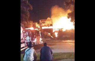 Voraz incendio en una maderera en Esteban Echeverría: trabajan 15 dotaciones de bomberos