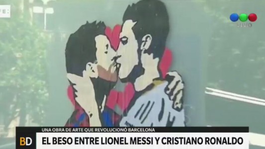 El beso apasionado a plena luz del día entre Messi y Ronaldo en Barcelona