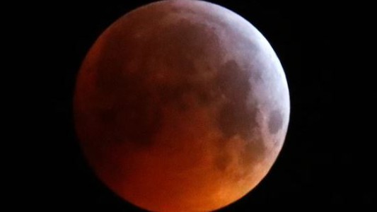 Una noche para mirar el cielo: eclipse total de Luna en el Planetario