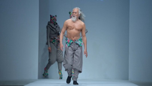 La increíble historia del actor chino de 80 años que triunfa en las pasarelas