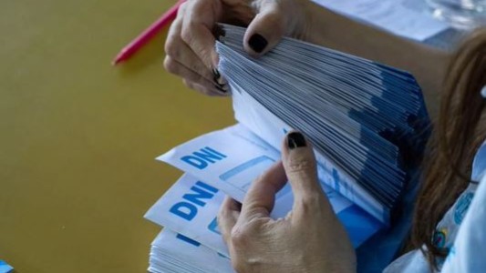 El RENAPER entregará 350 DNI gratis por día a los damnificados de las inundaciones en Bahía Blanca