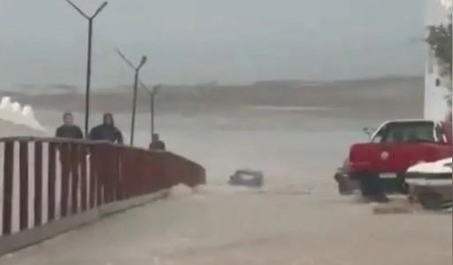 Fuerte tormenta en Las Grutas: el agua arrastró un vehículo al mar