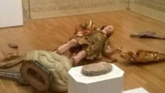 Quiso sacarse una selfie y destruyó una estatua del siglo XVIII