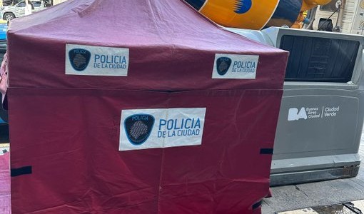 Se conoció un video de la mujer que habría arrojado el cuerpo del bebé en el contenedor de basura