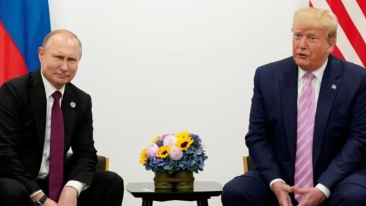 Vladimir Putin acordó con Donald Trump comenzar a negociar un "alto el fuego total" con Ucrania
