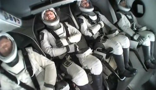 Astronautas varados regresaron a la Tierra desde la Estación Internacional