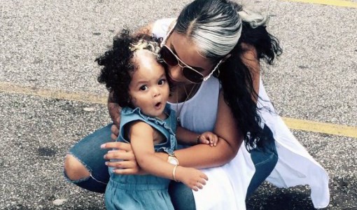 La historia de la nena que nació con canas y su madre la transformó en viral