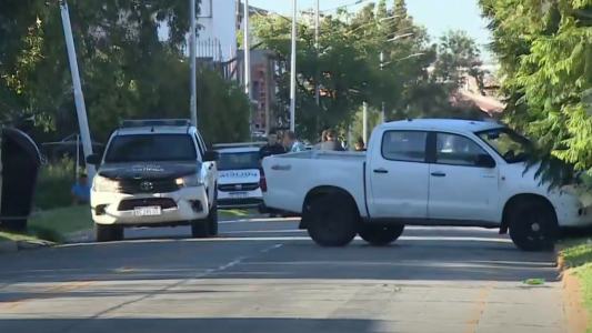 Pareja de ladrones intentó asaltar a pareja de policías y se tirotearon: la delincuente murió
