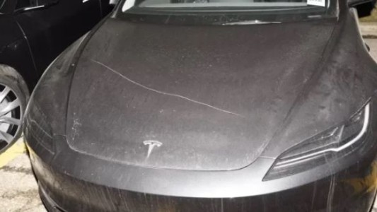 Vandalizan decenas de vehículos de Tesla en Canadá