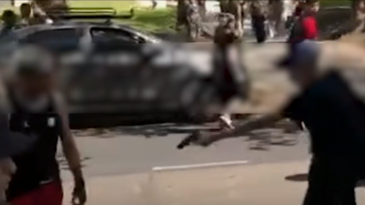 Piñas y armas a la salida del colegio: uno de los alumnos gatilló varias veces