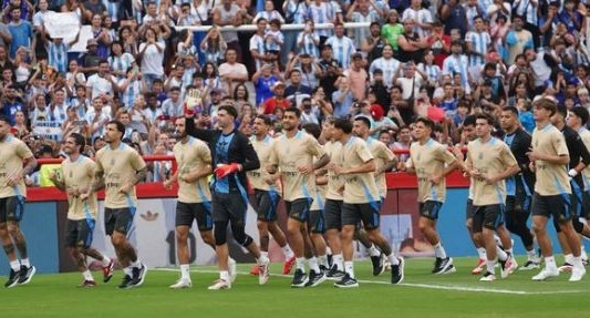 Solidaridad con Bahía Blanca: la Selección argentina vivió una fiesta en la cancha de Huracán