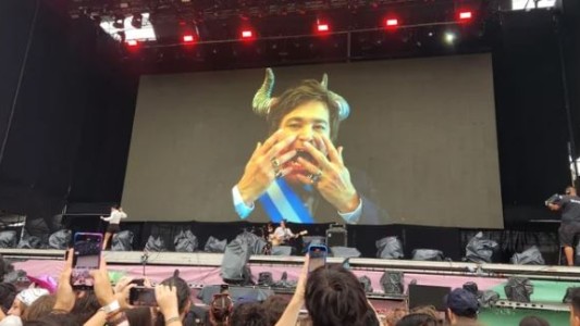 Polémica en el Lollapalooza: una banda proyectó la imagen de Javier Milei diabólico