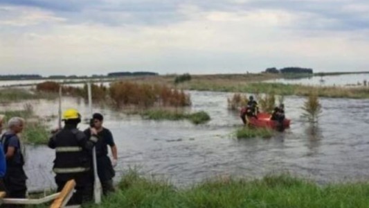 Bolívar: buscan a víctimas de un choque que cayeron a un canal y a un trabajador rural desaparecido en un arroyo