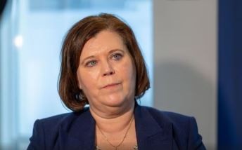 Renunció la ministra de la Infancia de Islandia: a los 23 años tuvo un hijo con un adolescente de 15