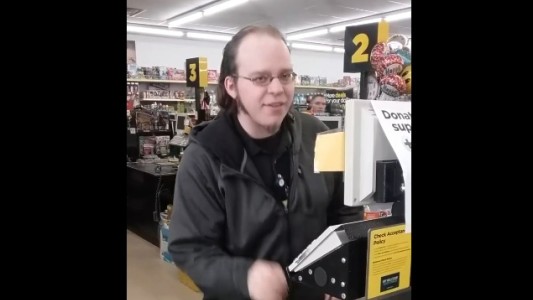 El cajero de supermercado que tiene voz angelical canta, cobra y gana seguidores en Facebook