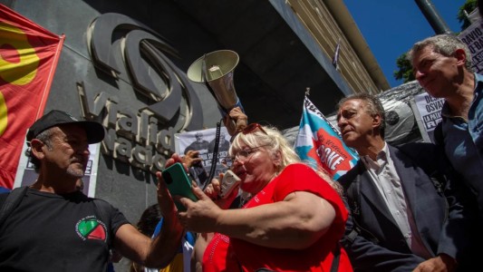 Tensión en la marcha de los jubilados: un policía golpeó a un fotógrafo con su moto