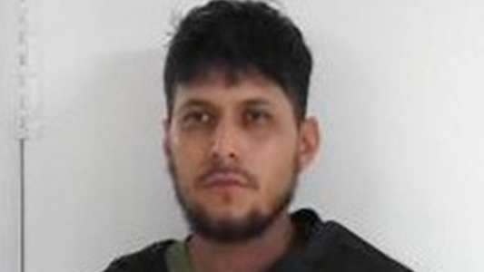 Chico le dijo a su niñera que había un "monstruo" bajo la cama: al revisar, descubrieron a un hombre escondido