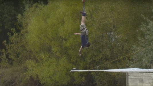 El hombre que se tiró desde 70 metros al vacío para mojar la galletita