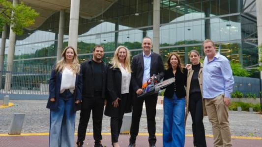 Karina Milei y Adorni en campaña: llevaron la motosierra a la sede del gobierno porteño