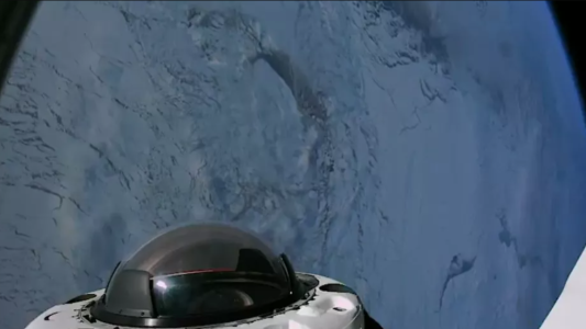 SpaceX lanza la primera misión tripulada para sobrevolar los polos terrestres