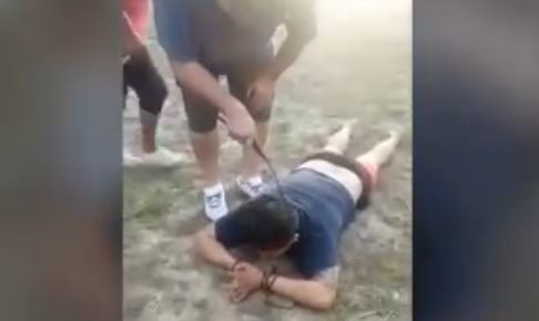 Intentó secuestrar a una nena regalándole caramelos: casi lo linchan