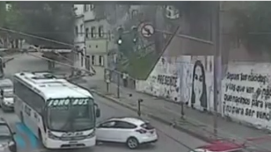 Video: evadió un control vehicular, atropelló a un policía y chocó contra un colectivo