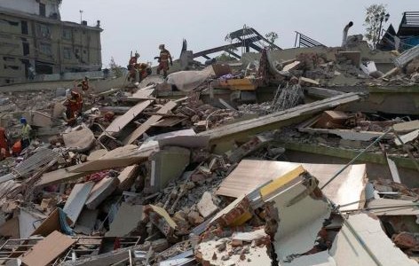 Rescataron a un hombre cinco días después del terremoto en Myanmar