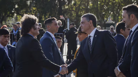 El frío saludo entre Javier Milei y Jorge Macri durante el homenaje a los Héroes de Malvinas