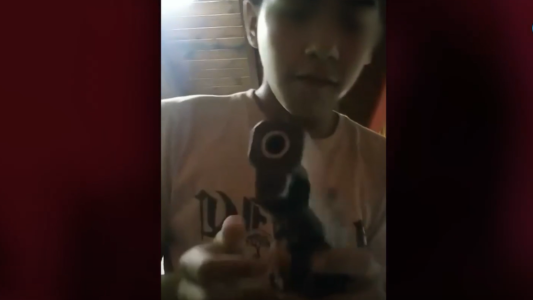 Un nene, con un arma cargada en la mano: denuncian que amenazó con "repartir balas"