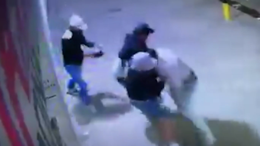 Kiosquero cerraba su negocio y lo apuñalaron ladrones para robarle