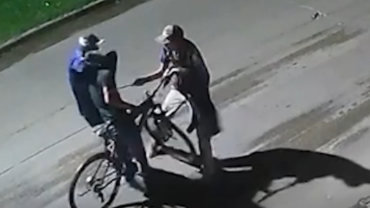 Le dieron una paliza a un pibe y lo apuñalaron para robarle la bicicleta