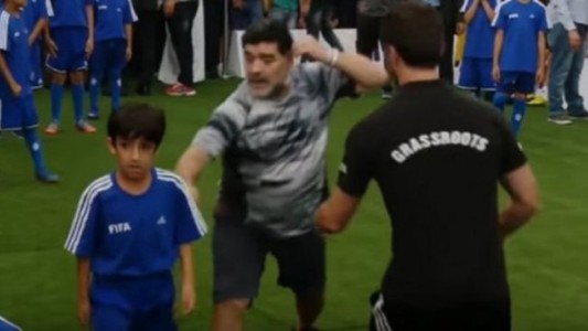 La reacción de Maradona ante una jugada fuerte de un nene