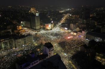 Piden a la ONU que investigue el uso de arma sonora contra manifestantes en Serbia