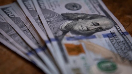 El dólar blue trepó a $1.360 y las reservas del BCRA volvieron a caer