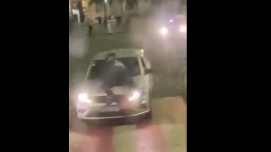 Arrastró a un policía en el capot del auto tras escapar de un control