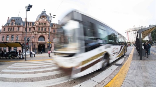 Paro general: largas filas en las paradas de colectivos
