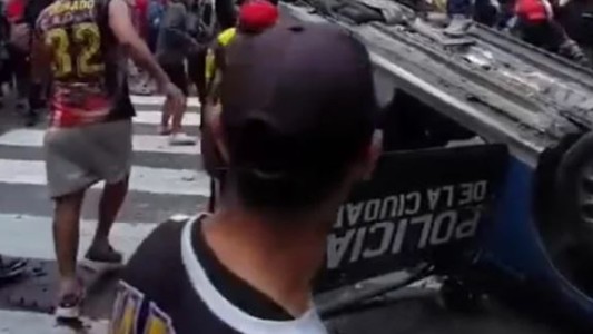 Condenaron al barrabrava que incendió un móvil de la policía durante una marcha de jubilados